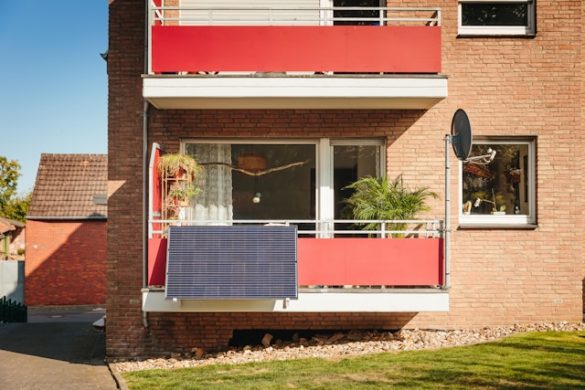 Fotowoltaika balkonowa, mikroinstalacja prosumencka, fot. Unsplash/Yuma Solar