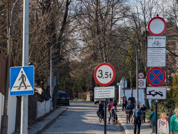 Tabliczki pod znakami, znaki drogowe, ruch drogowy, fot. Fundacja Można Lepiej!