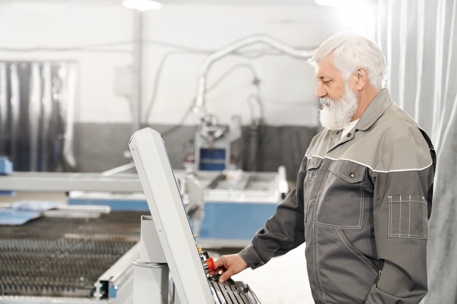 Jak automatyczne myjnie przemysłowe ograniczają przestoje i obniżają koszty produkcji