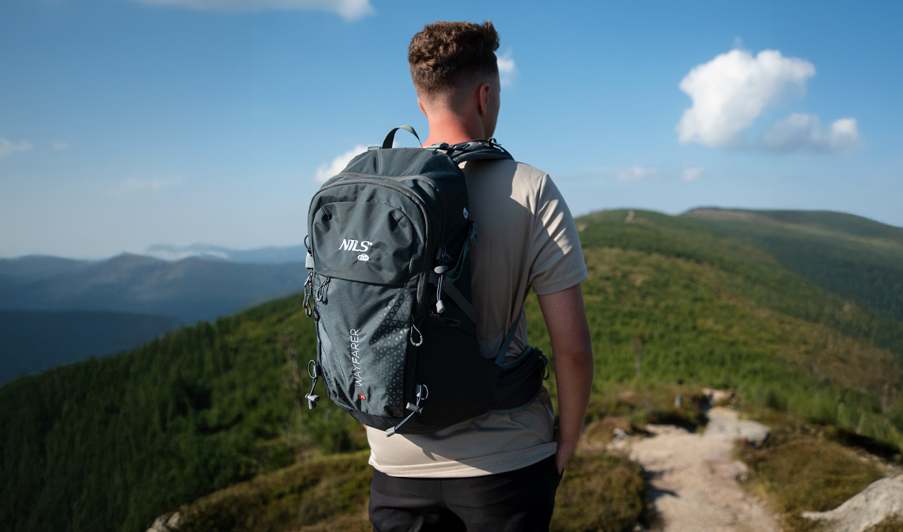 Sprzęt turystyczny który zwiększa komfort wypraw jak wybrać namiot plecak i materac na wyjazd w teren