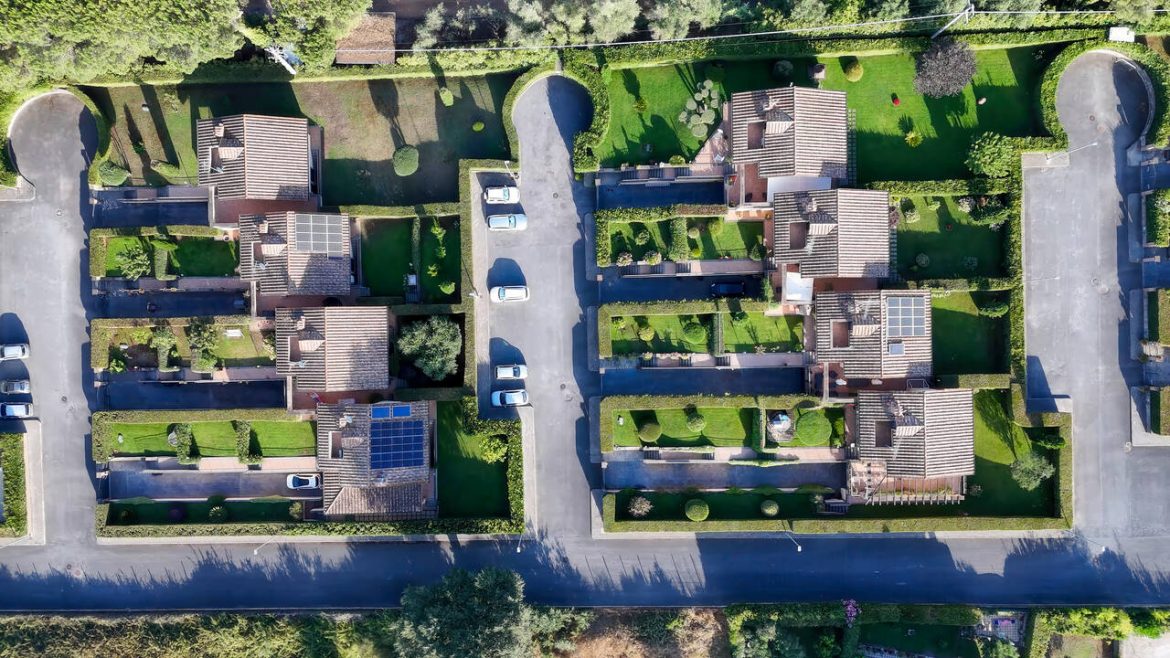 Domy na przedmieściach, ceny domów, rynek nieruchomości, fot. Vecteezy/Petro Artem