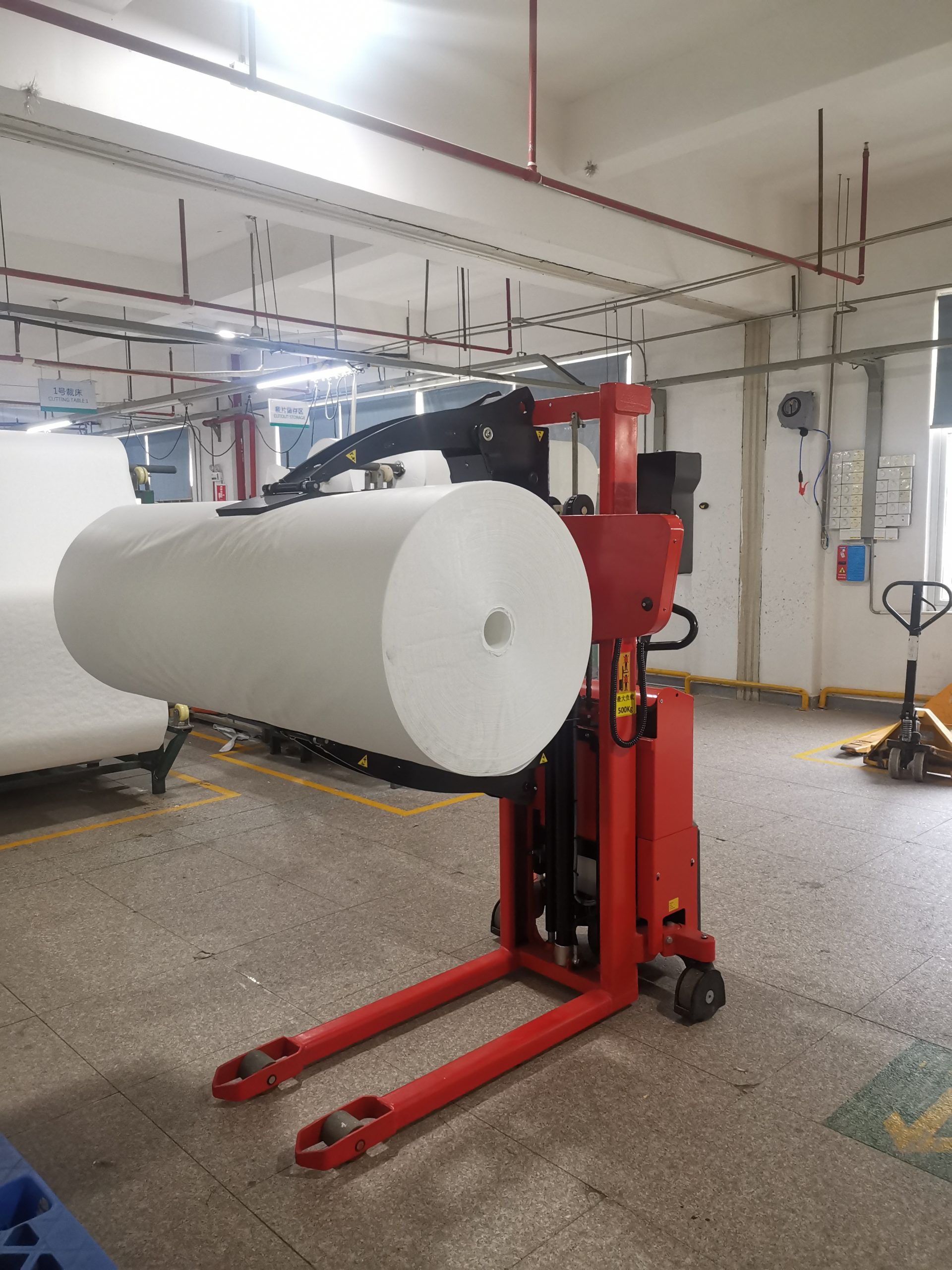 Optymalizacja procesów transportowych: Jak wybrać wózek manipulacyjny do rolek?