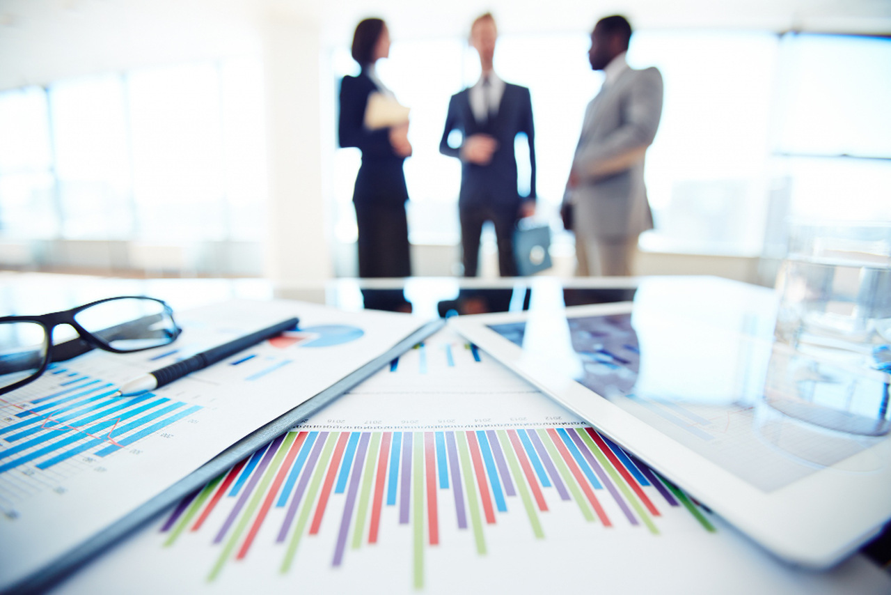 Firmy stawiają na IT i ludzi. Inwestycje rosną, ale pojawia się ryzyko