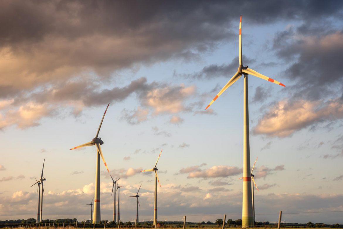 Farma wiatrowa, energetyka wiatrowa, problemy w branży wiatrowej, fot. Freepik/pvproductions