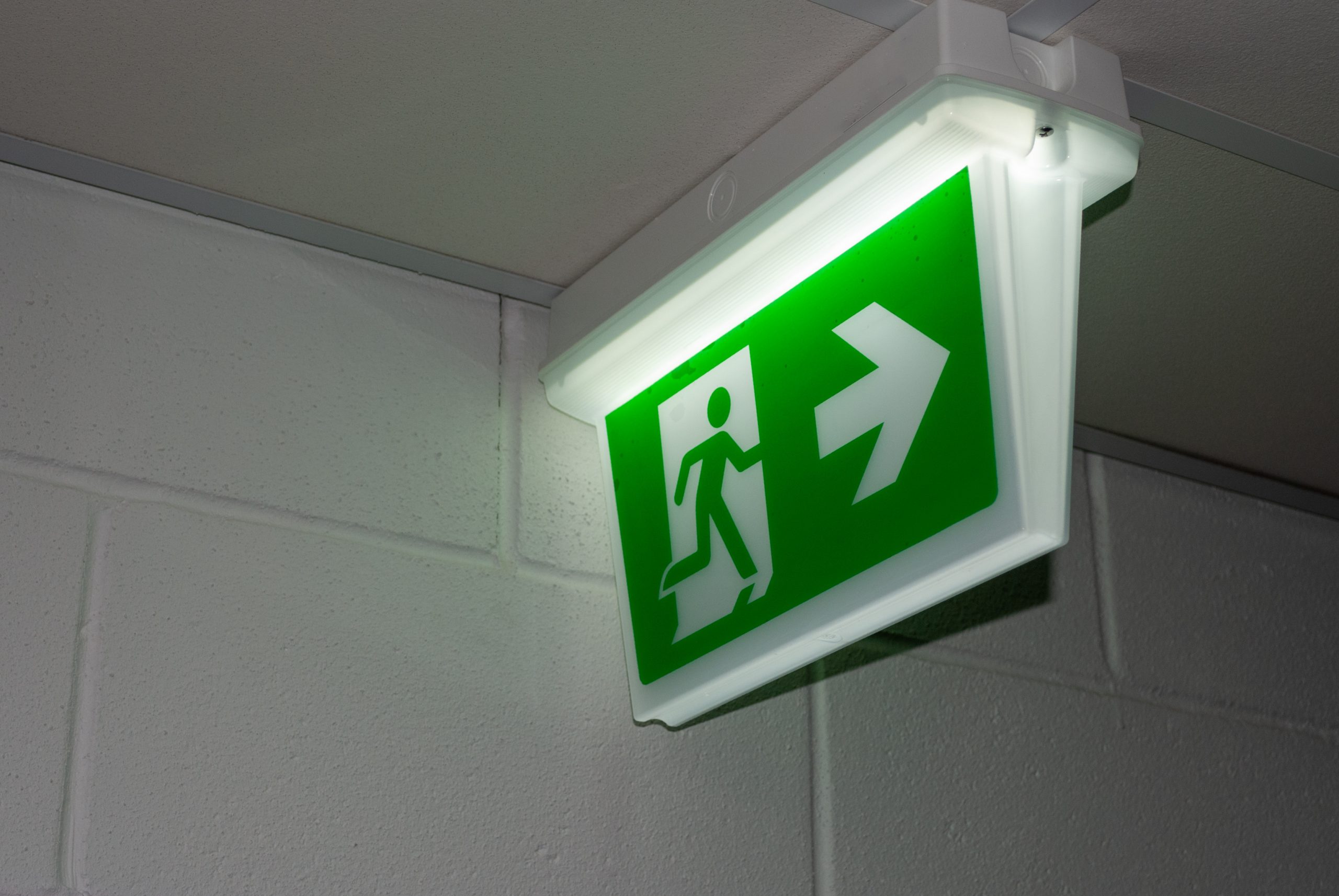 Jak ocenić producenta oświetlenia awaryjnego? najważniejsze kryteria wyboru