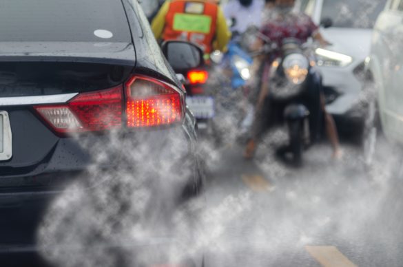 Zanieczyszczenia powietrza, smog w miastach, samochody spalinowe, transport, emisje, fot. Vecteezy/Khunkorn Laowisit