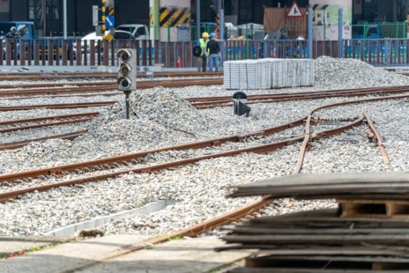 Kolej dużych prędkości, tory, CPK, budowa linii kolejowych, fot. Unsplash/Winston Chen