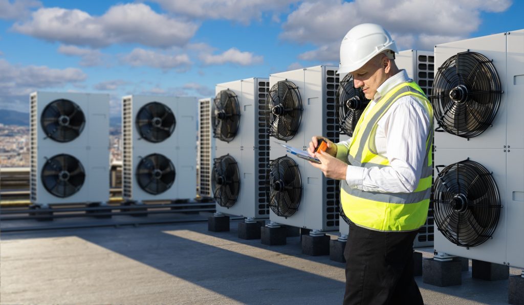 	Audytor energetyczny analizujący zużycie energii w zakładzie produkcyjnym