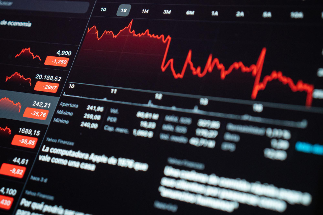 Wyprzedaż spółek AI uderzyła w indeksy giełdowe. Saxo Bank wskazuje przyczyny