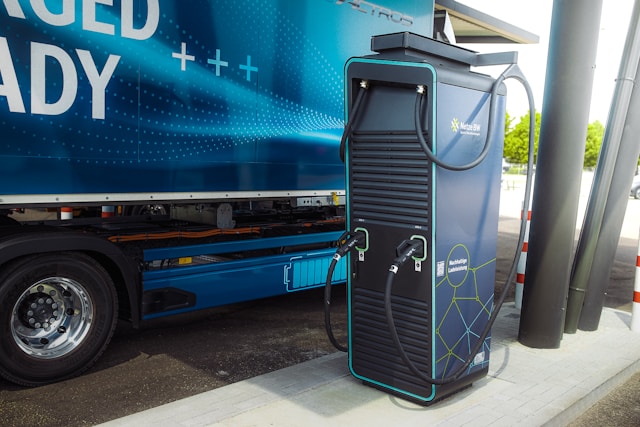 Elektryczne ciężarówki ruszają powoli. Polska flota traci tempo przez brak ładowarek