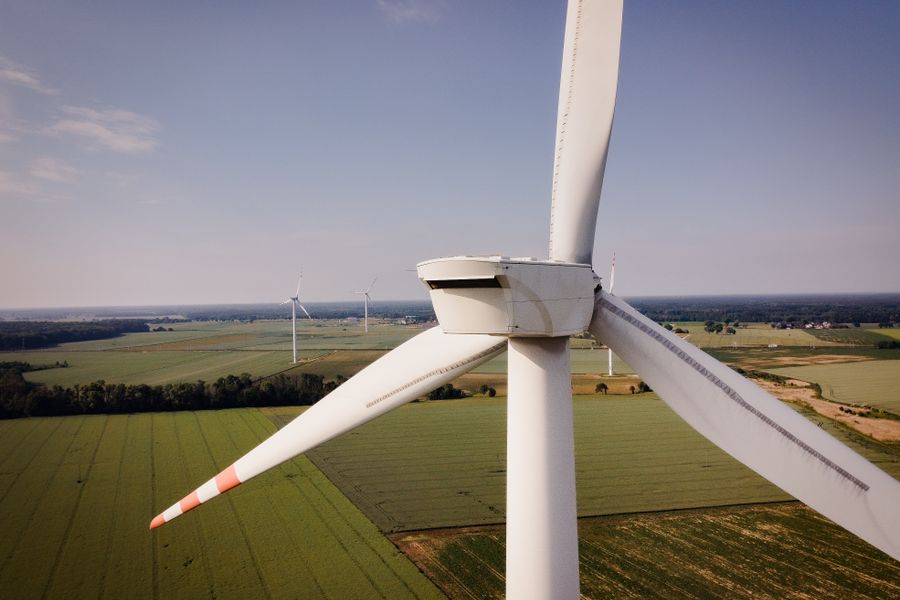 Klimatyczny paradoks Polski. Sceptycyzm wobec celów, wiara w korzyści