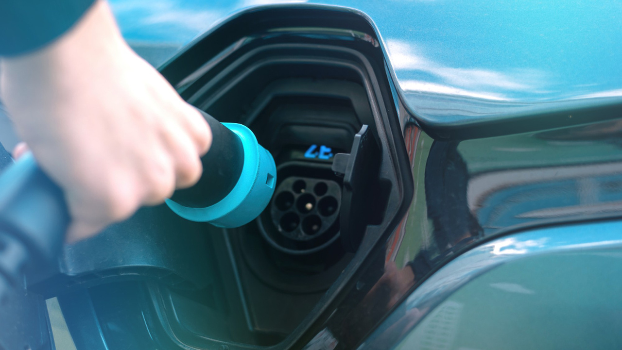 Aut z wtyczką gwałtownie przybywa. Hybrydy plug-in wyprzedziły pełne elektryki