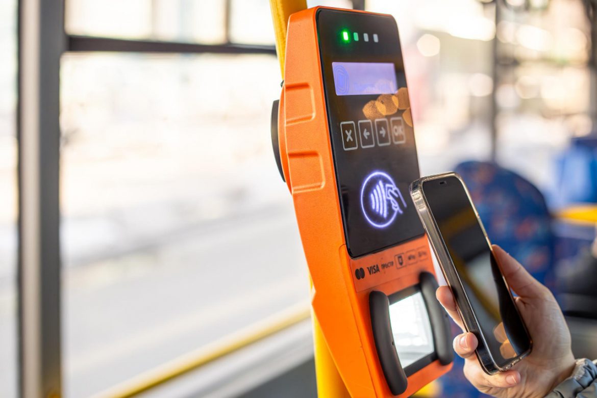 Kupowanie biletu w autobusie, jazda bez biletu, zadłużenie, transport publiczny, fot. Magnific/pvproductions