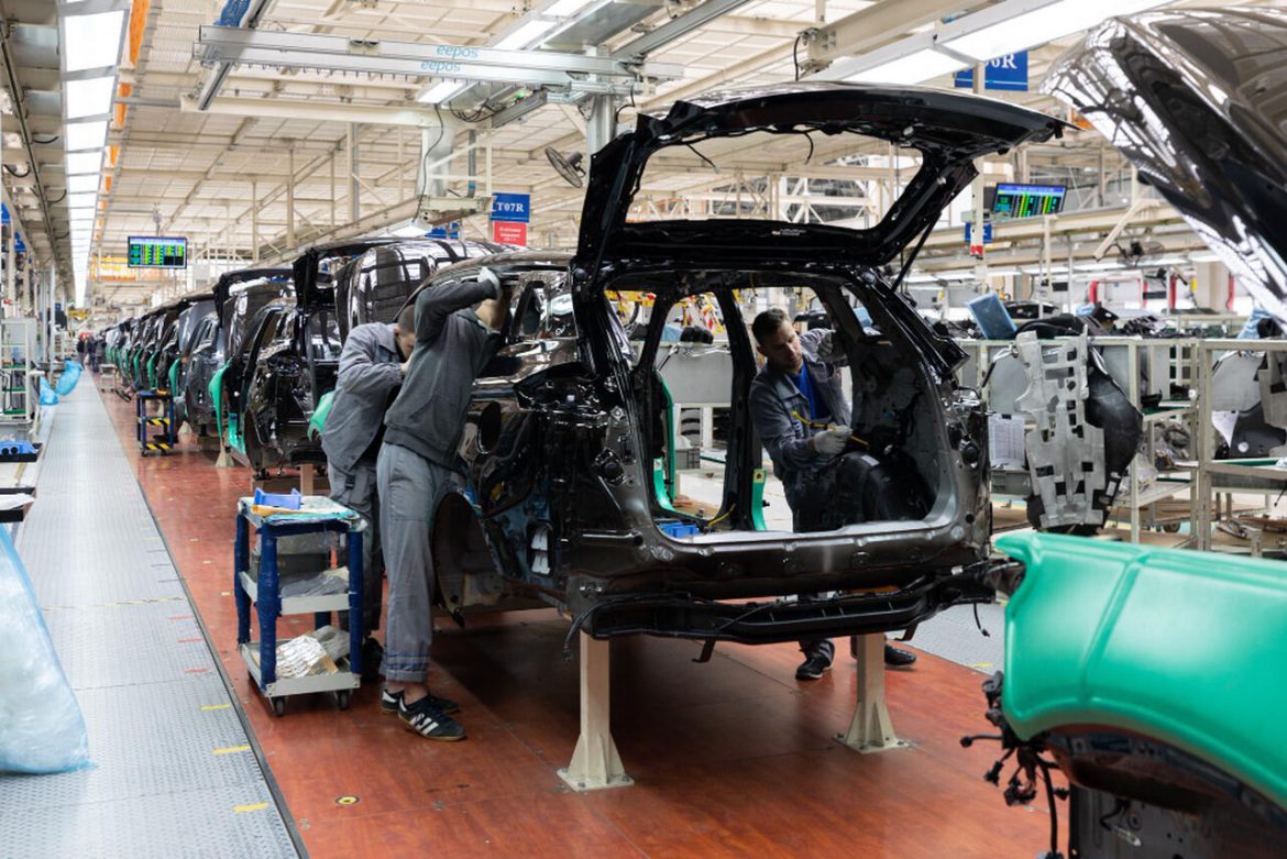 Branża automotive, motoryzacja, produkcja samochodów, branża samochodowa, przemysł samochodowy, fot. Magnific/usertrmk