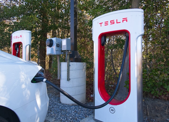 Operatorzy obniżają ceny ładowania aut elektrycznych. Wakacyjne promocje zmieniły ranking
