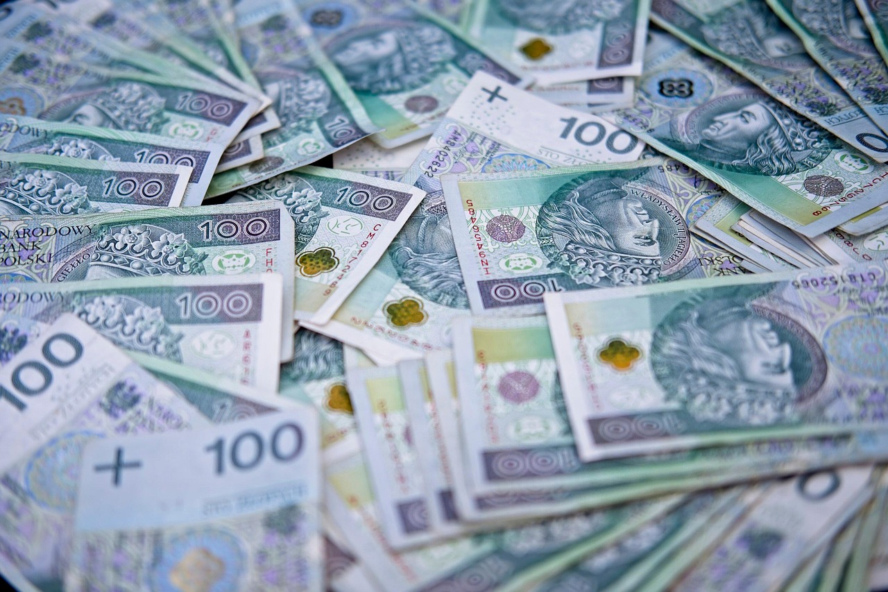 Fałszywe tachografy, botoks i spółki-słupy. GIIF ujawnia nowe schematy na pranie pieniędzy