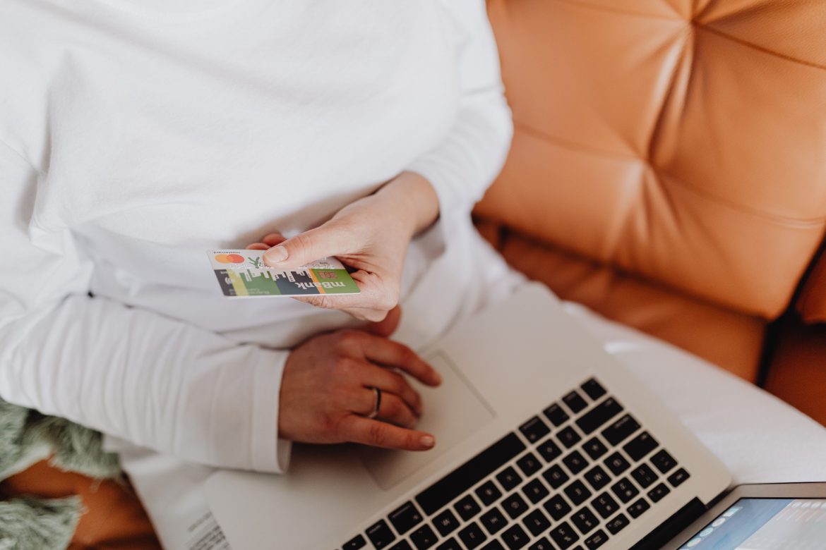 Serwis Supergrosz z zarzutami UOKiK, karty kredytowe, zakupy online, fot. Pexels/KABOOMPICS