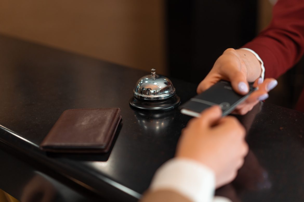 Ceny noclegów, hotele, branża hotelowa, apartamenty, turystyka, hotelarze, fot. Pexels/Mikhail Nilov