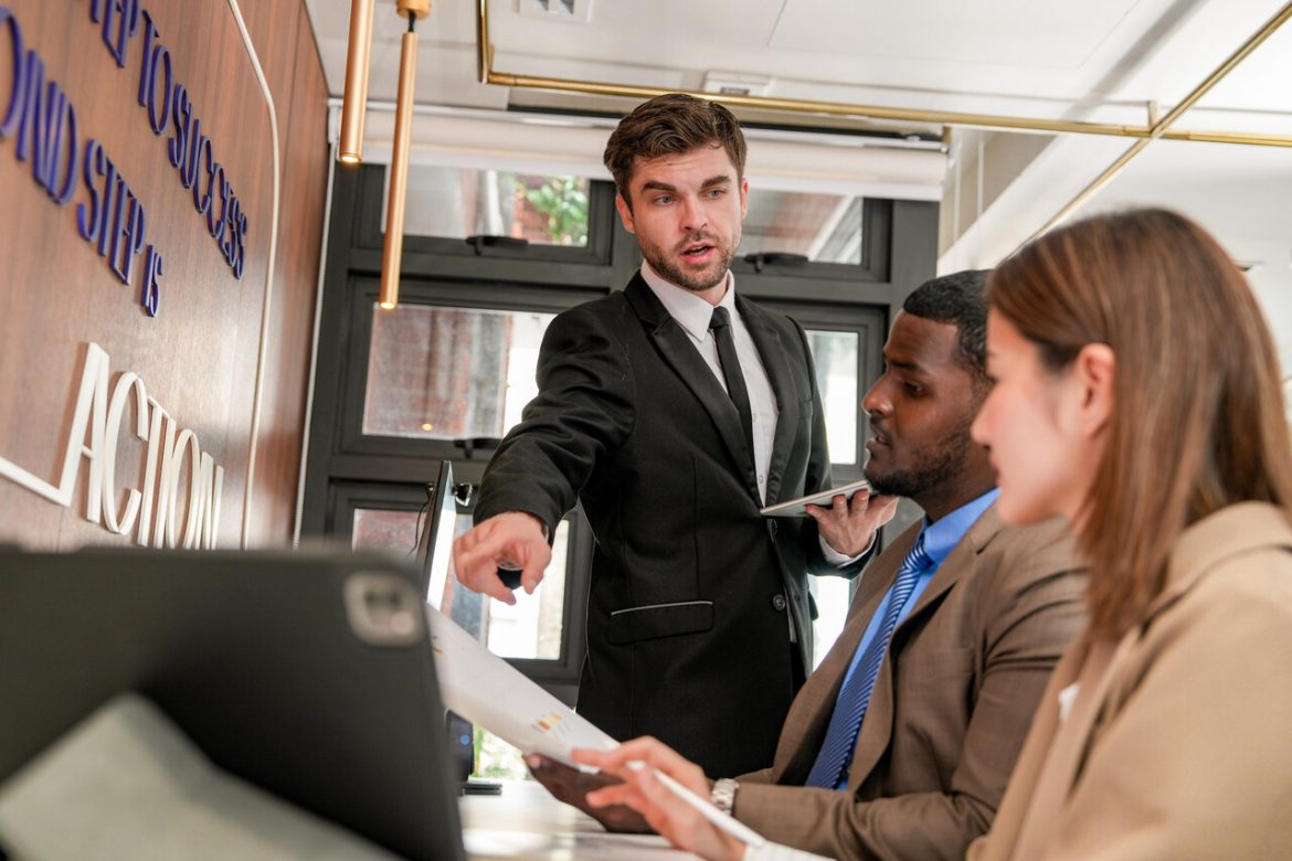 Onboarding pracowników, szefowie, zarządzanie, HR, wdrożenie, pracownicy i pracodawcy, fot. Vecteezy/Pichaya Peanpattanangkul