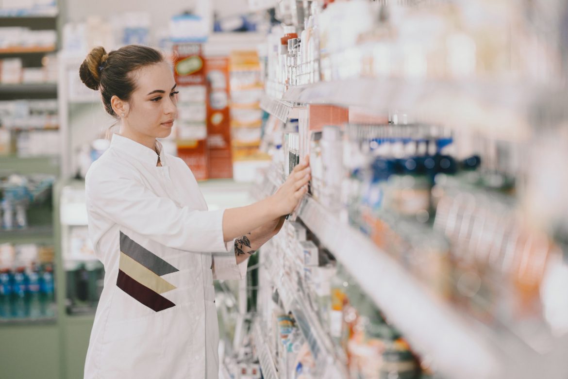 Farmacja, witaminy, suplementy diety, apteki, aptekarze, farmaceuta, sprzedaż leków, leki, fot. Magnific/prostooleh