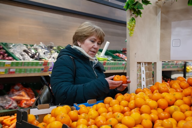 Co trzecią złotówkę z emerytury seniorzy przeznaczają na podstawowe zakupy