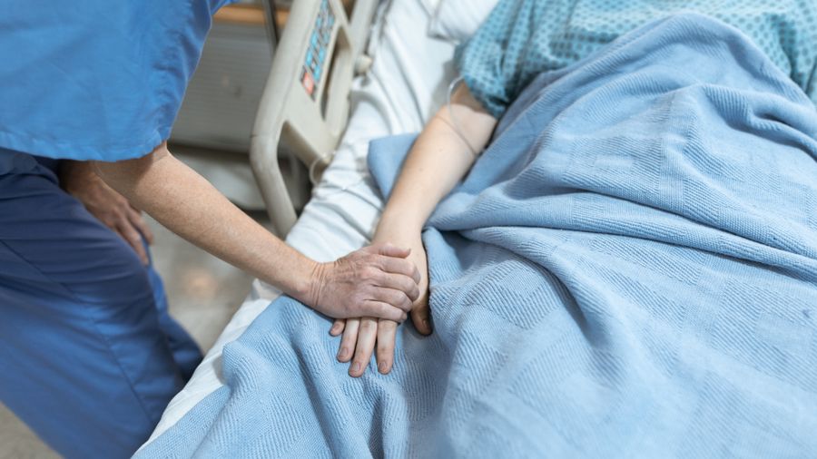 Lek jest refundowany, pacjent spełnia warunki. I tak może czekać miesiącami