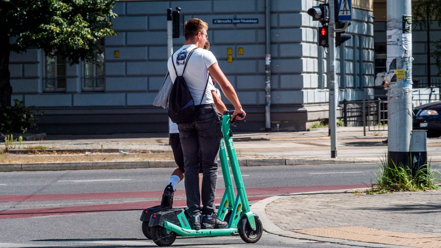 Polacy boją się hulajnóg. Policyjne statystyki pokazują, iż nie bez powodu