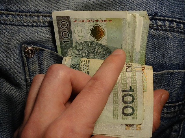 Ceny paliw skoczyły o 13,9 proc. w miesiąc. Inflacja znowu przyspieszyła