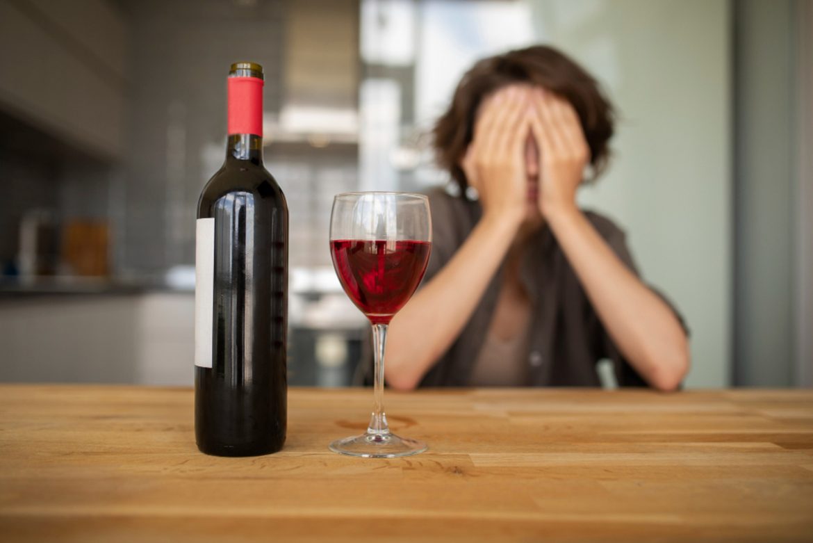 Kod C na zwolnieniu lekarskim, L4, nadużycie alkoholu, alkohol, fot. Magnific/magnific