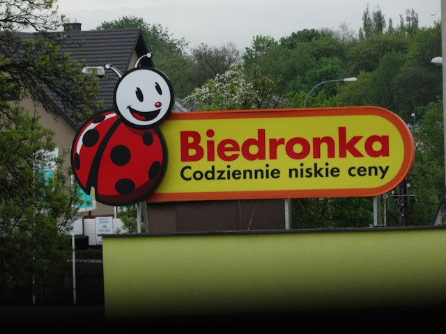 Kierowcy mieli ograniczoną możliwość zmiany pracy. UOKiK ukarał Biedronkę i przewoźników