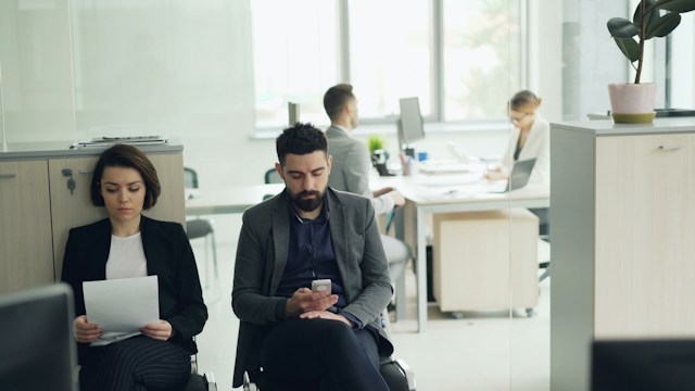 Pracy szuka się już ponad 9 miesięcy. Firmy też mają problem ze znalezieniem ludzi